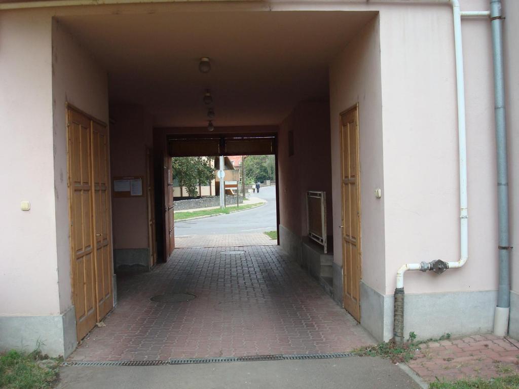 Vincze Vendeghaz Apartment Егер Екстериор снимка