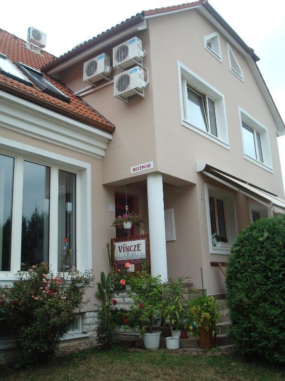Vincze Vendeghaz Apartment Егер Екстериор снимка