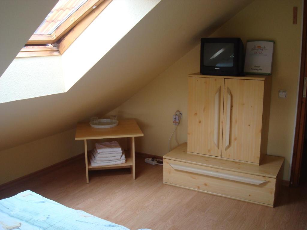 Vincze Vendeghaz Apartment Егер Стая снимка
