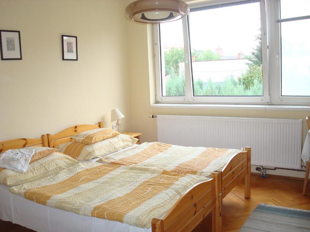 Vincze Vendeghaz Apartment Егер Стая снимка
