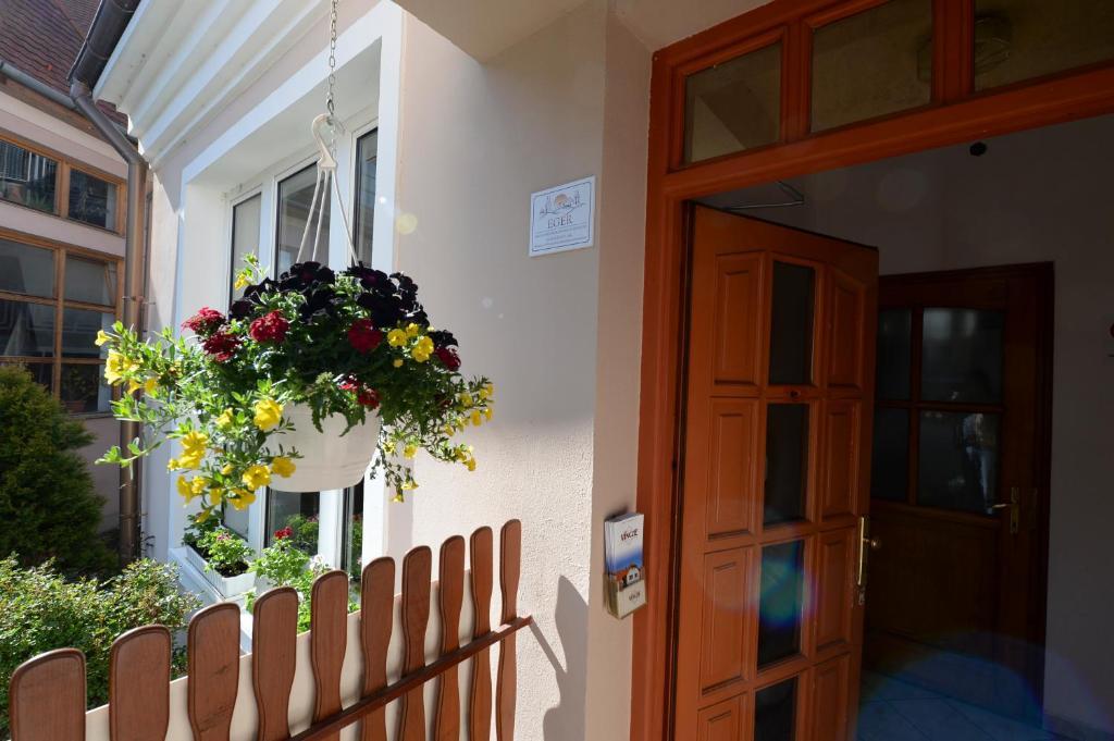 Vincze Vendeghaz Apartment Егер Екстериор снимка